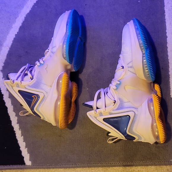 Nike Lebron 19 - Picture 2 of 6